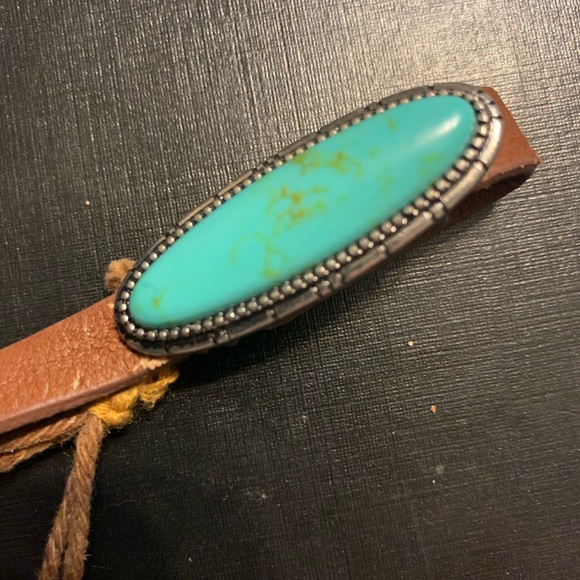 Turquoise and leather bracelet. - Picture 1 of 3